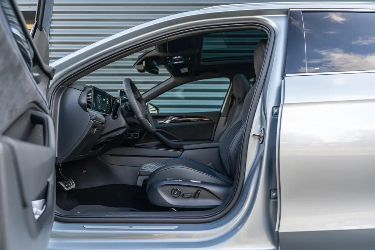 1.5 eHybrid 204pk R-Line Edition | Panoramadak | Trekhaak | Harman Kardon Audio