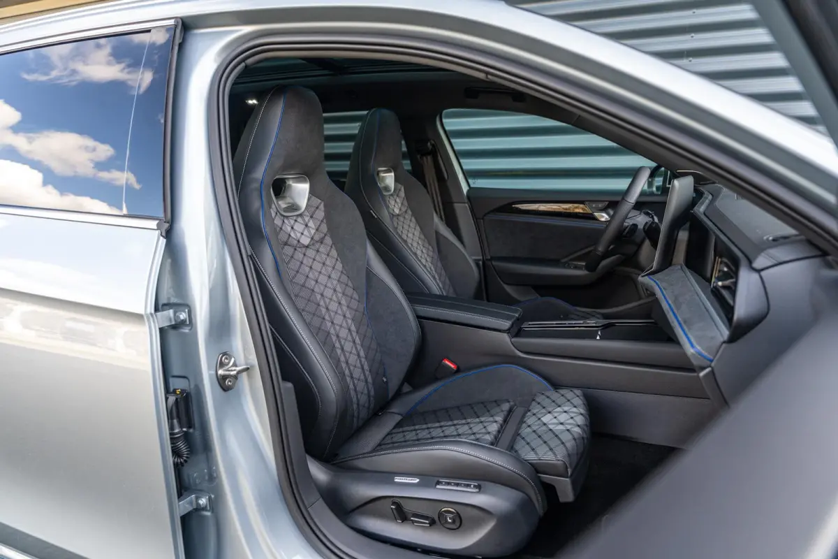 1.5 eHybrid 204pk R-Line Edition | Panoramadak | Trekhaak | Harman Kardon Audio