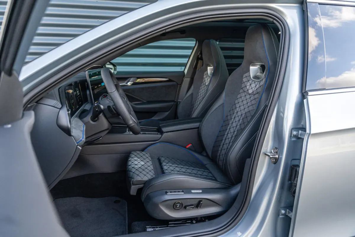 1.5 eHybrid 204pk R-Line Edition | Panoramadak | Trekhaak | Harman Kardon Audio