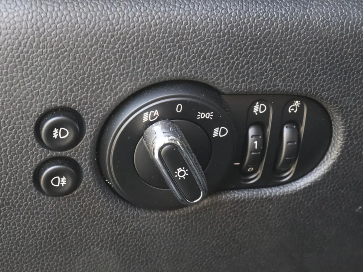 One 1.5 5-DRS Automaat Business Edition Navigatie PDC Cruise Control Airco 17" Lichtmetalen velgen 5-Deurs