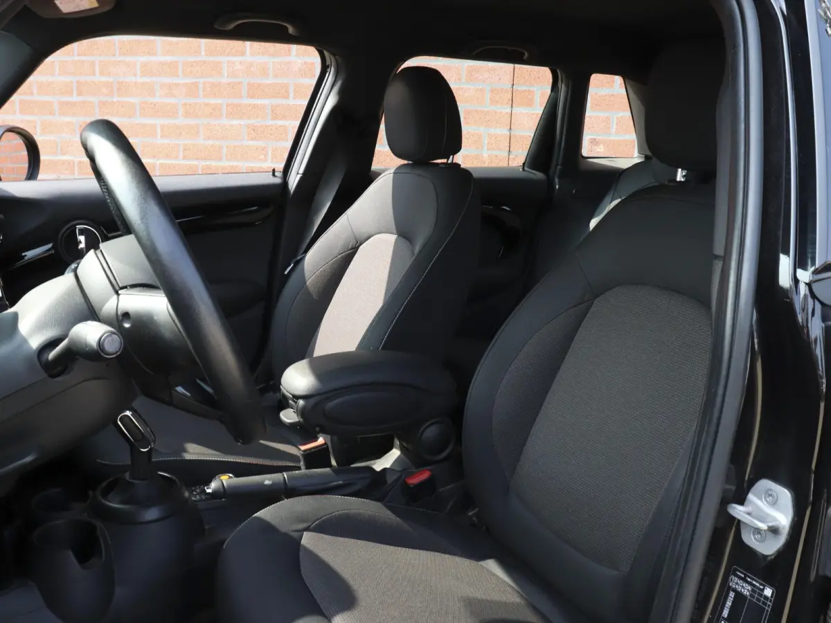 One 1.5 5-DRS Automaat Business Edition Navigatie PDC Cruise Control Airco 17" Lichtmetalen velgen 5-Deurs