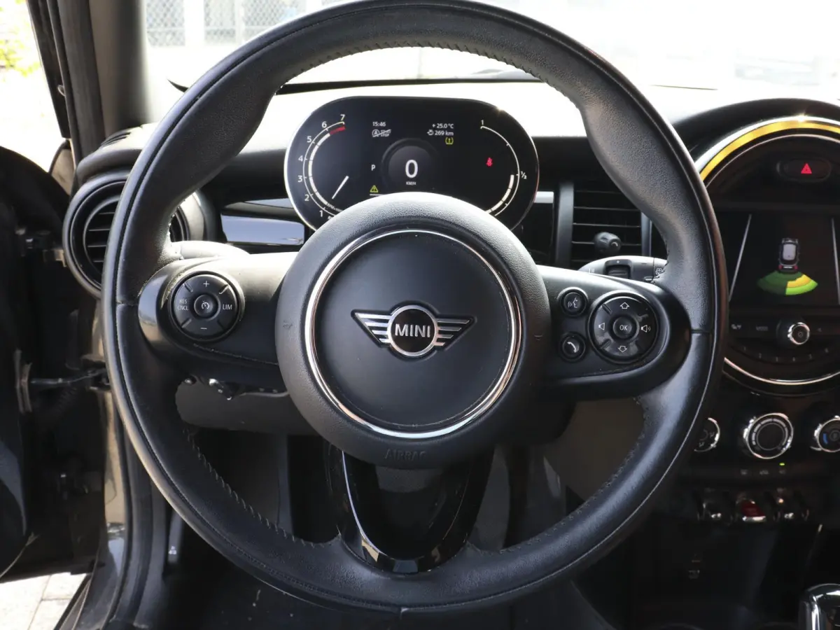 One 1.5 5-DRS Automaat Business Edition Navigatie PDC Cruise Control Airco 17" Lichtmetalen velgen 5-Deurs