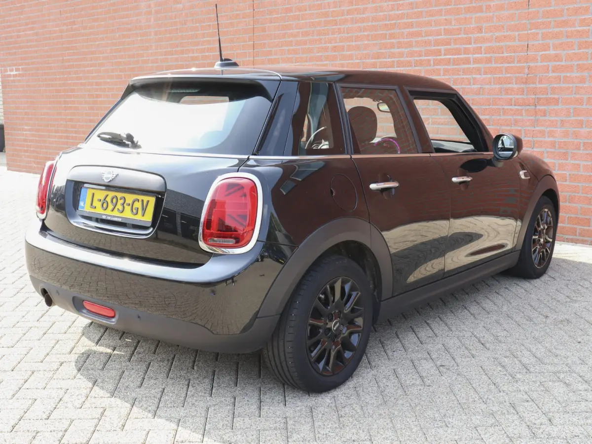 One 1.5 5-DRS Automaat Business Edition Navigatie PDC Cruise Control Airco 17" Lichtmetalen velgen 5-Deurs