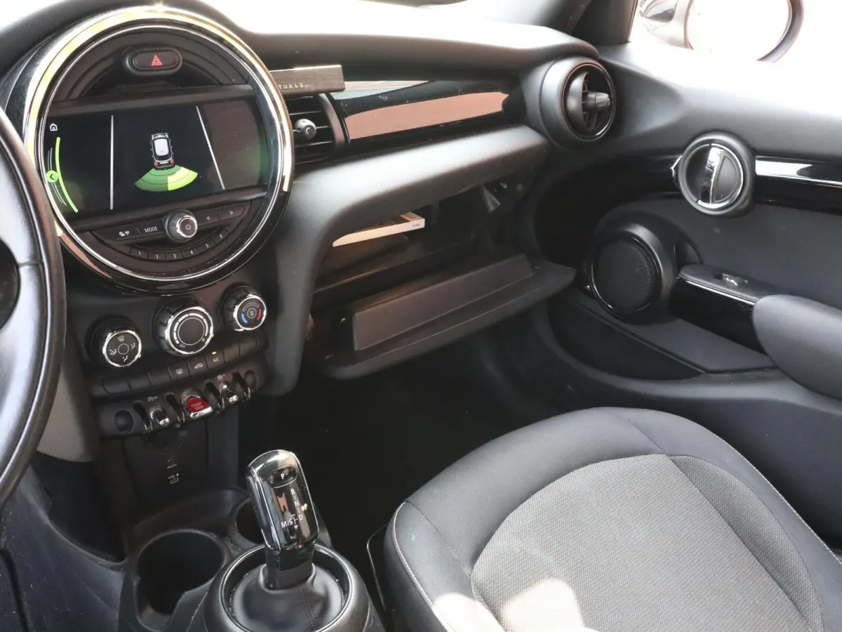 One 1.5 5-DRS Automaat Business Edition Navigatie PDC Cruise Control Airco 17" Lichtmetalen velgen 5-Deurs