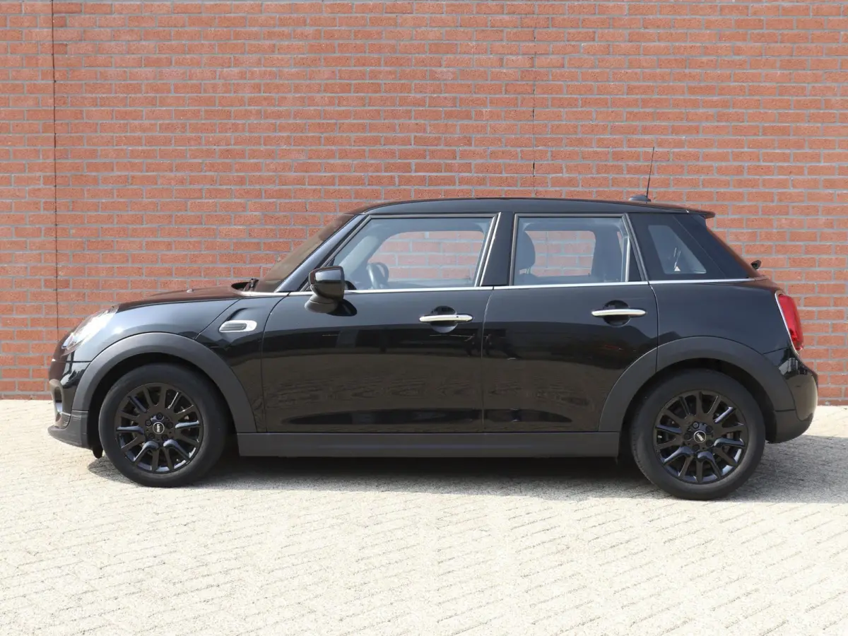 One 1.5 5-DRS Automaat Business Edition Navigatie PDC Cruise Control Airco 17" Lichtmetalen velgen 5-Deurs
