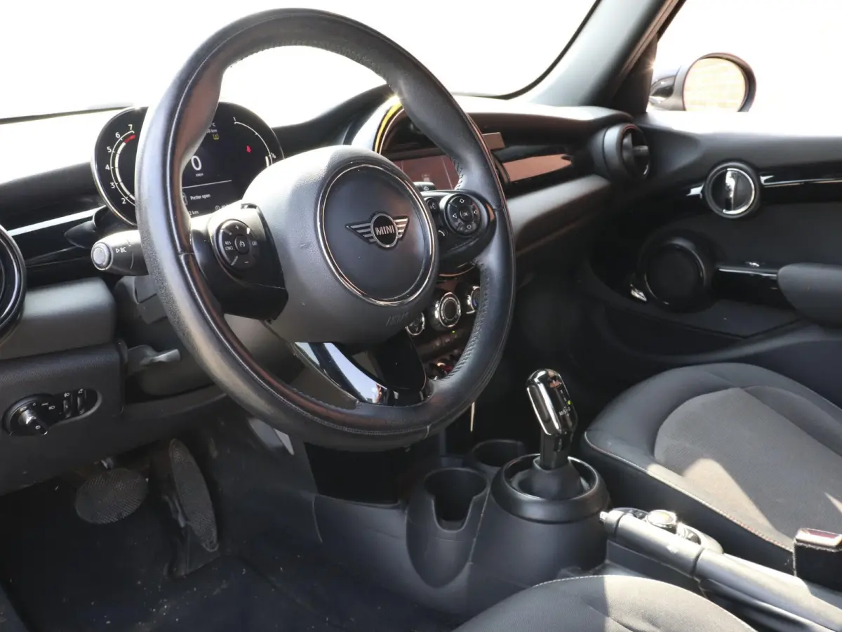 One 1.5 5-DRS Automaat Business Edition Navigatie PDC Cruise Control Airco 17" Lichtmetalen velgen 5-Deurs