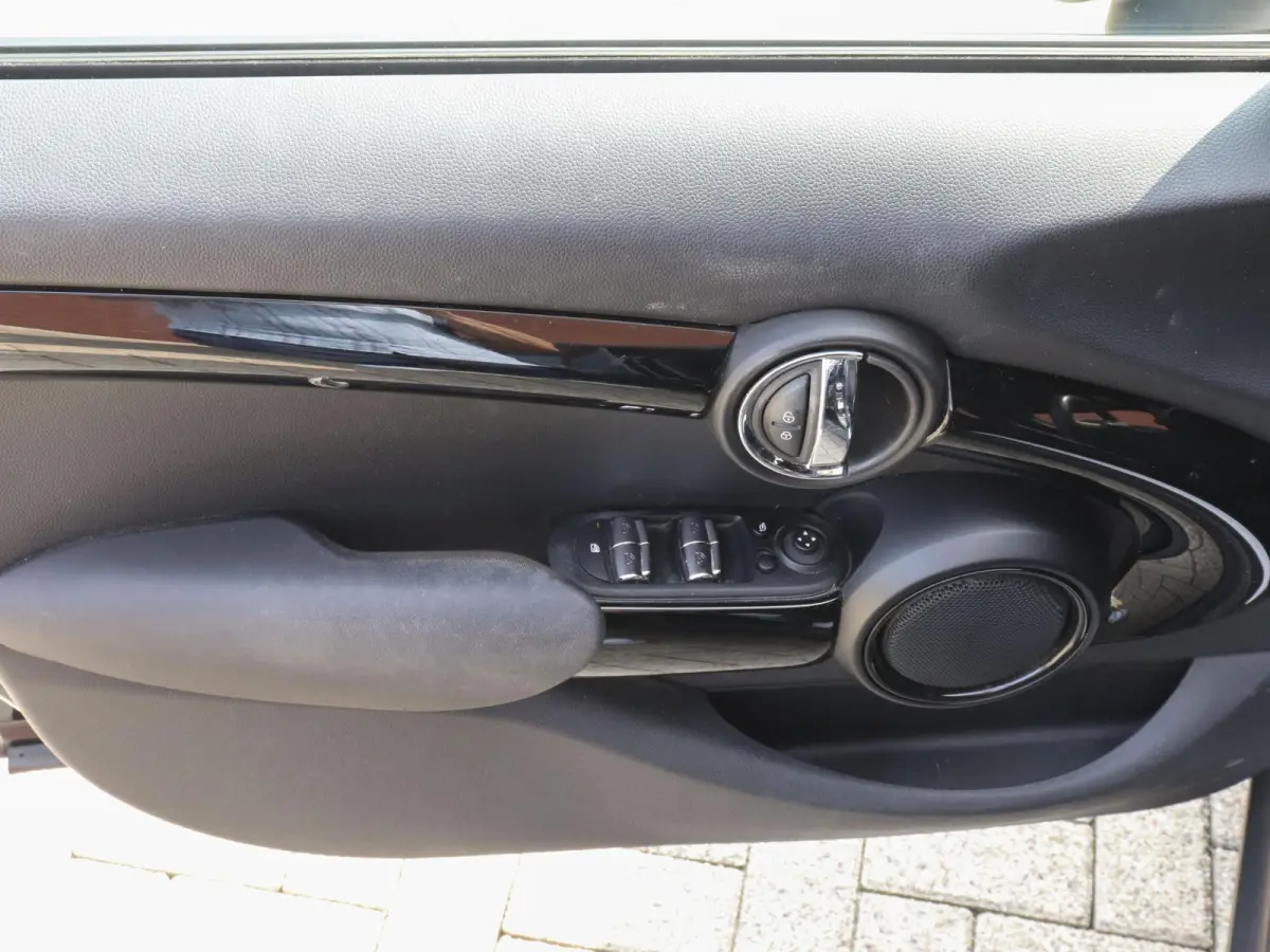 One 1.5 5-DRS Automaat Business Edition Navigatie PDC Cruise Control Airco 17" Lichtmetalen velgen 5-Deurs