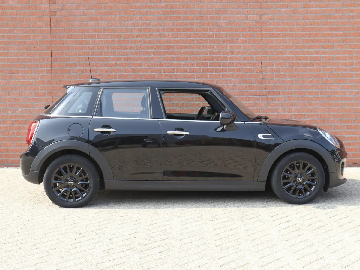 One 1.5 5-DRS Automaat Business Edition Navigatie PDC Cruise Control Airco 17" Lichtmetalen velgen 5-Deurs