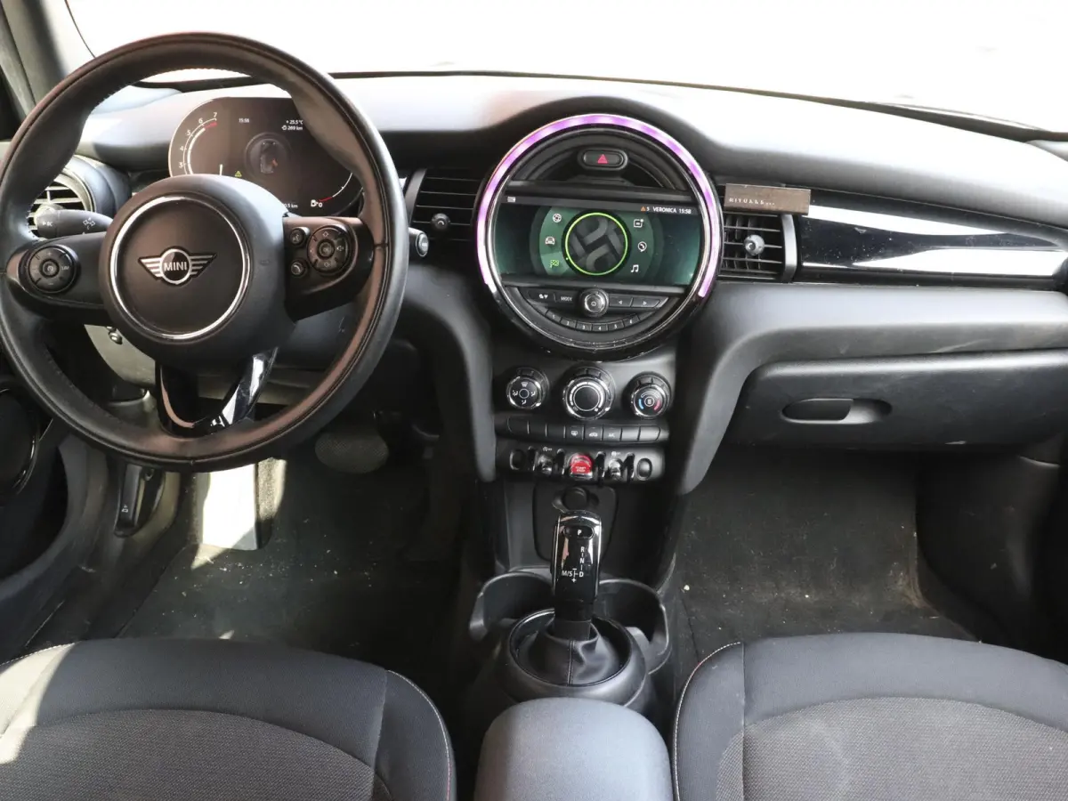 One 1.5 5-DRS Automaat Business Edition Navigatie PDC Cruise Control Airco 17" Lichtmetalen velgen 5-Deurs