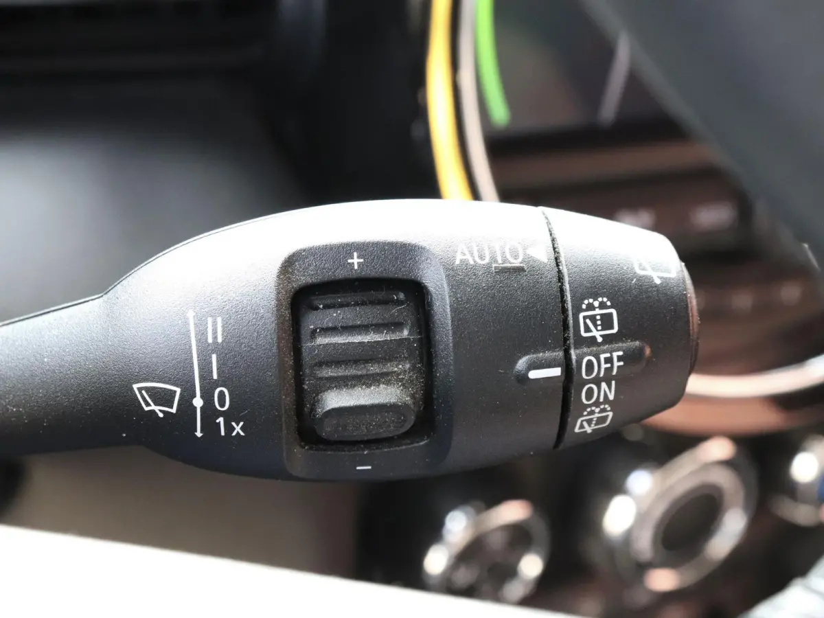 One 1.5 5-DRS Automaat Business Edition Navigatie PDC Cruise Control Airco 17" Lichtmetalen velgen 5-Deurs