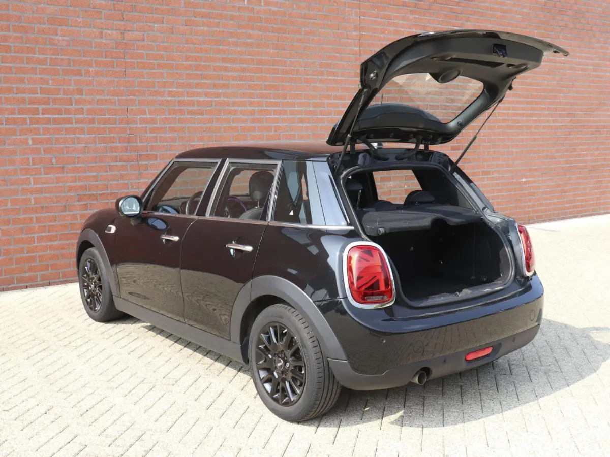 One 1.5 5-DRS Automaat Business Edition Navigatie PDC Cruise Control Airco 17" Lichtmetalen velgen 5-Deurs
