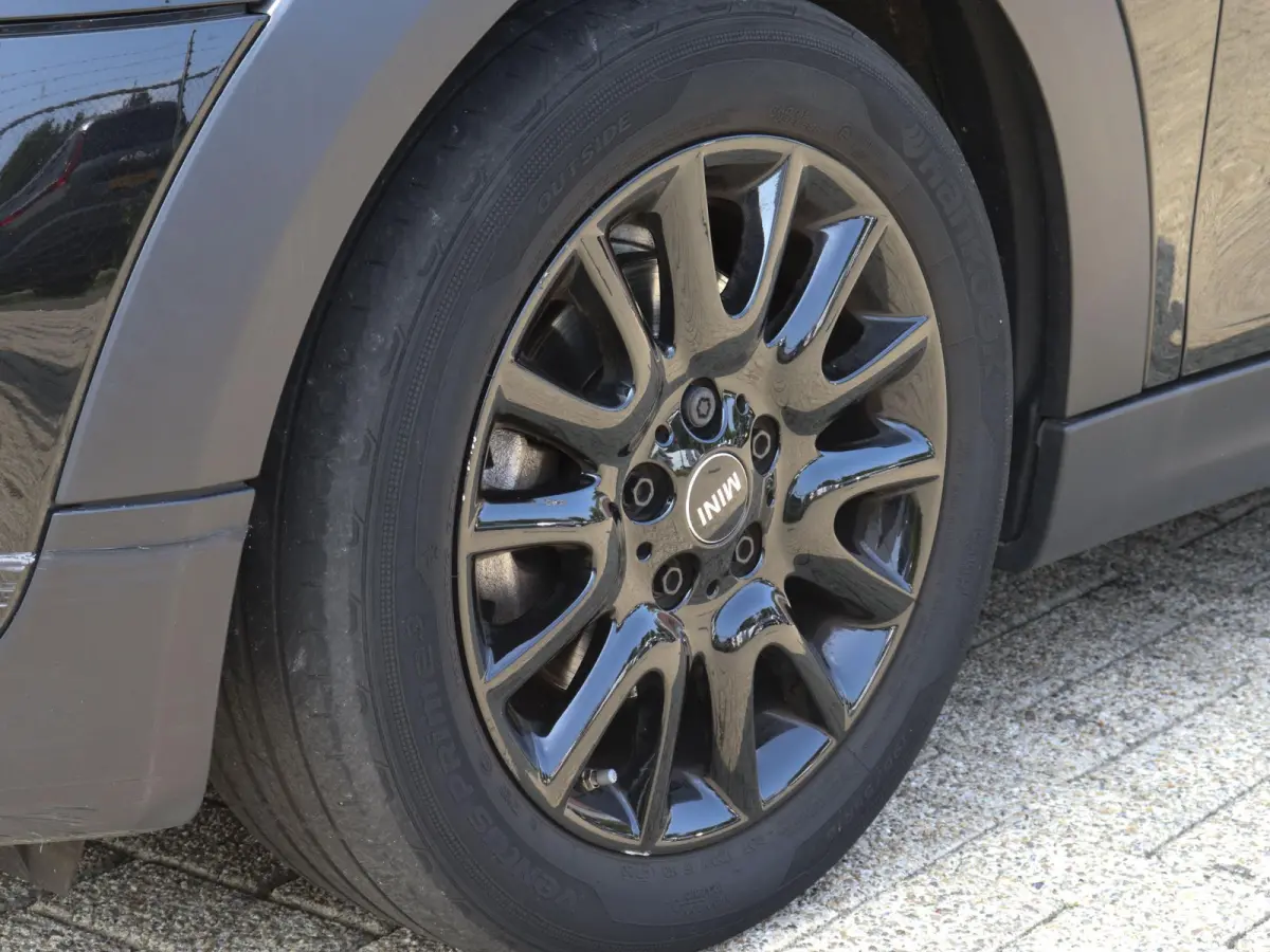One 1.5 5-DRS Automaat Business Edition Navigatie PDC Cruise Control Airco 17" Lichtmetalen velgen 5-Deurs