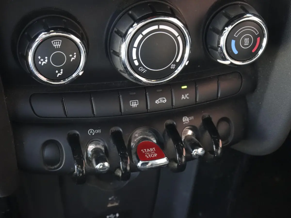 One 1.5 5-DRS Automaat Business Edition Navigatie PDC Cruise Control Airco 17" Lichtmetalen velgen 5-Deurs