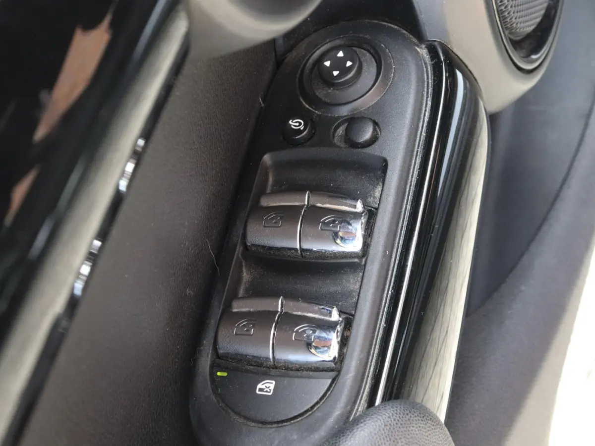 One 1.5 5-DRS Automaat Business Edition Navigatie PDC Cruise Control Airco 17" Lichtmetalen velgen 5-Deurs