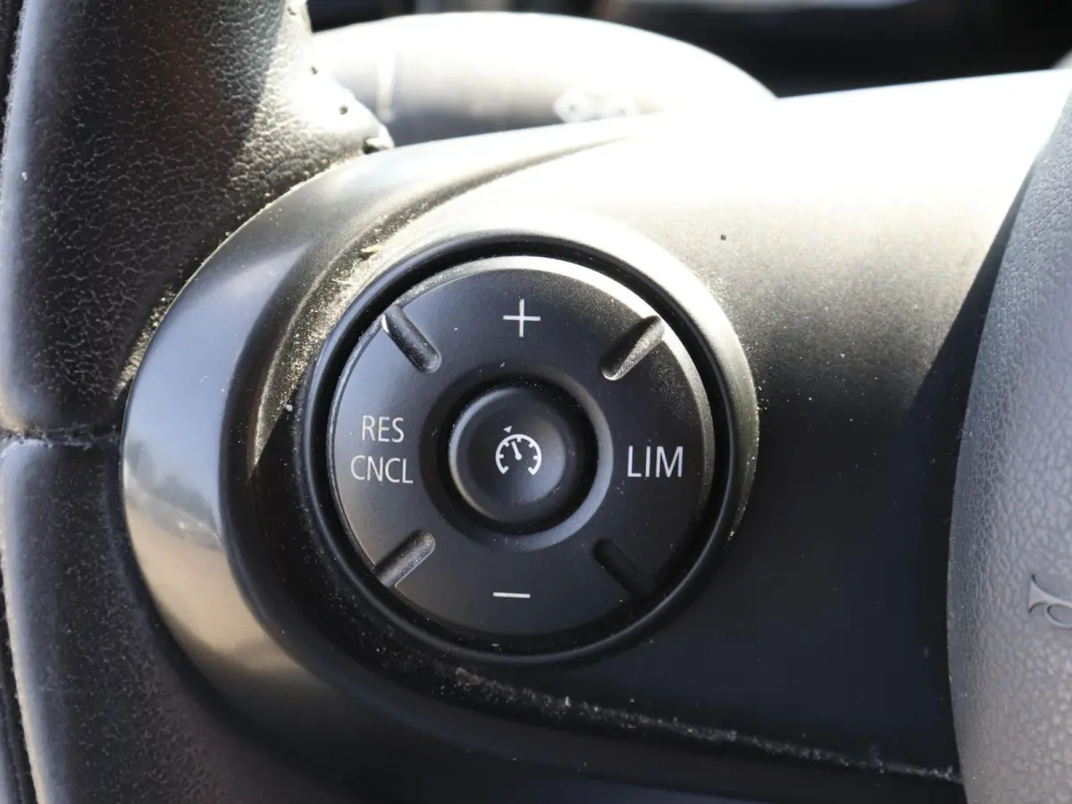 One 1.5 5-DRS Automaat Business Edition Navigatie PDC Cruise Control Airco 17" Lichtmetalen velgen 5-Deurs