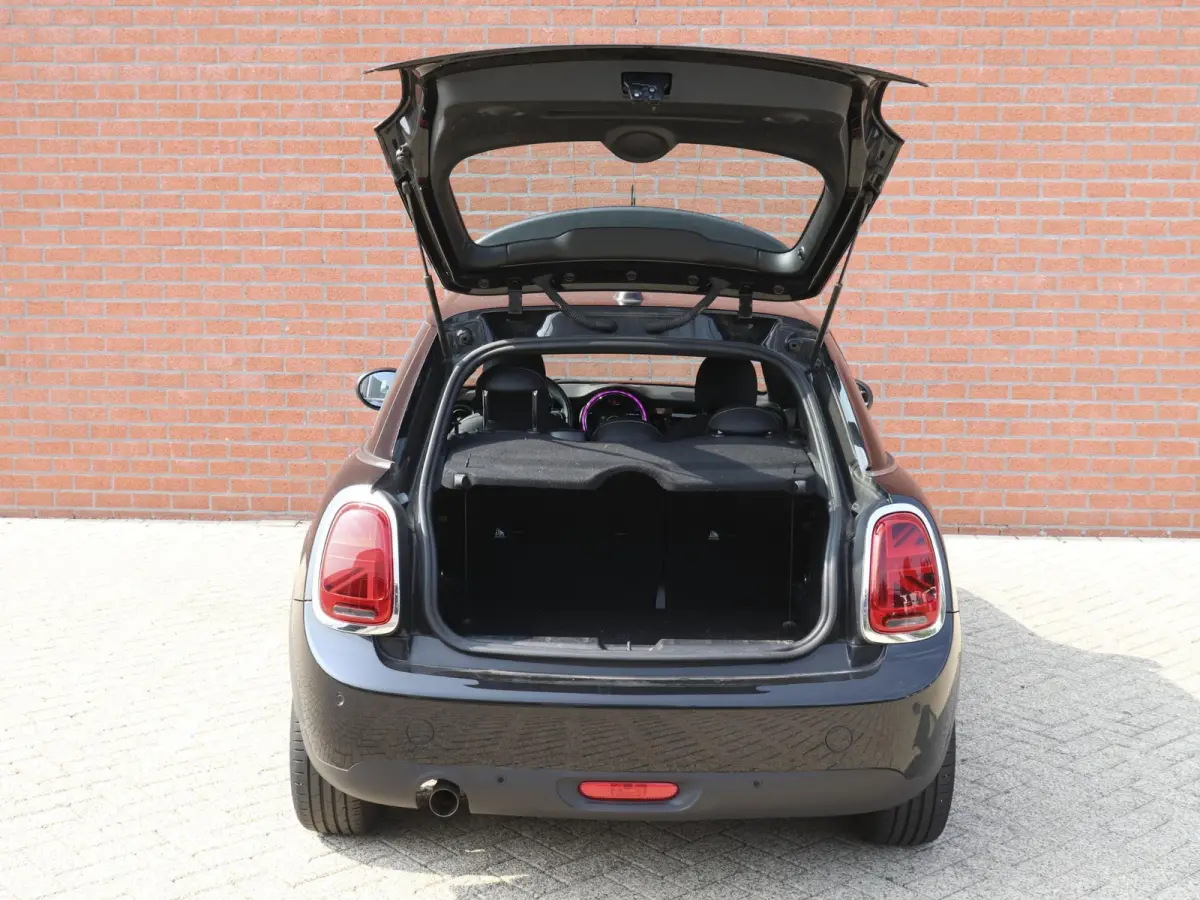 One 1.5 5-DRS Automaat Business Edition Navigatie PDC Cruise Control Airco 17" Lichtmetalen velgen 5-Deurs