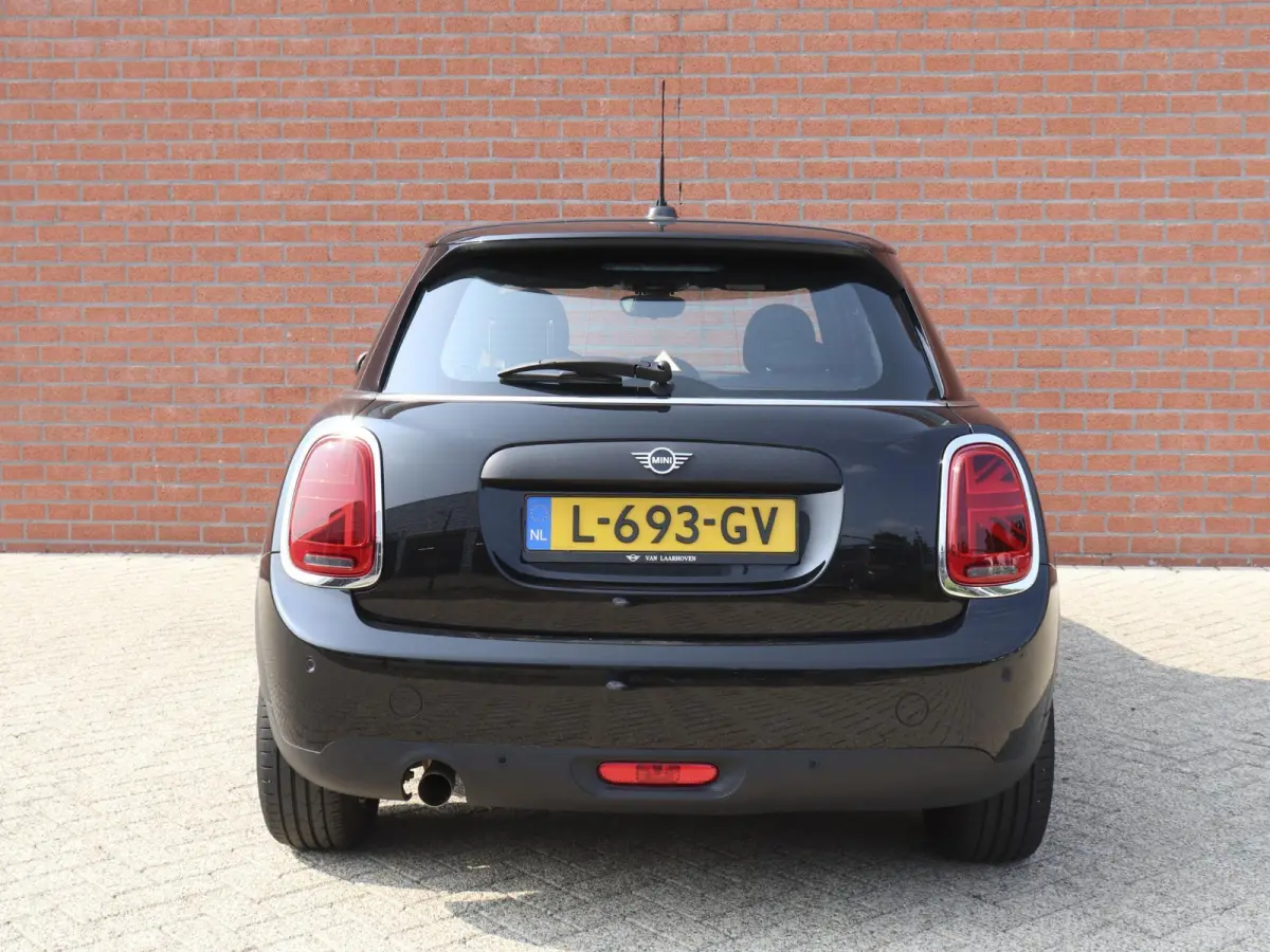One 1.5 5-DRS Automaat Business Edition Navigatie PDC Cruise Control Airco 17" Lichtmetalen velgen 5-Deurs