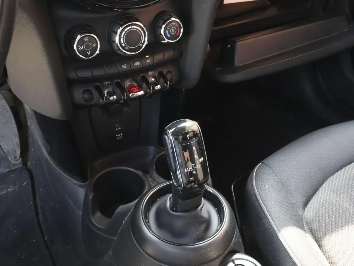 One 1.5 5-DRS Automaat Business Edition Navigatie PDC Cruise Control Airco 17" Lichtmetalen velgen 5-Deurs