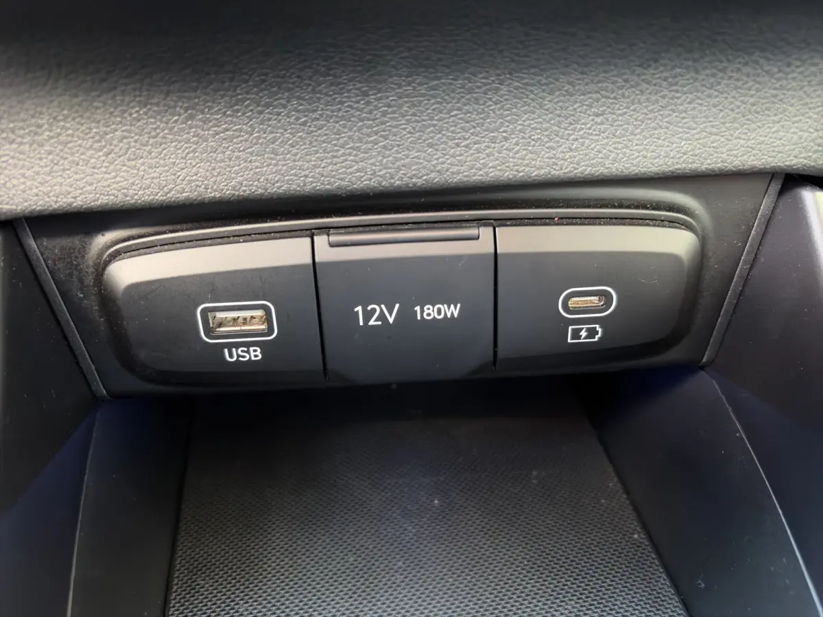 1.0 T-GDI 100pk Comfort | Airco | Camera | Carplay | Cruise control | Dodehoek detectie | Navigatie | Parkeersensoren | Digitaal cockpit | Lichtmetalen velgen