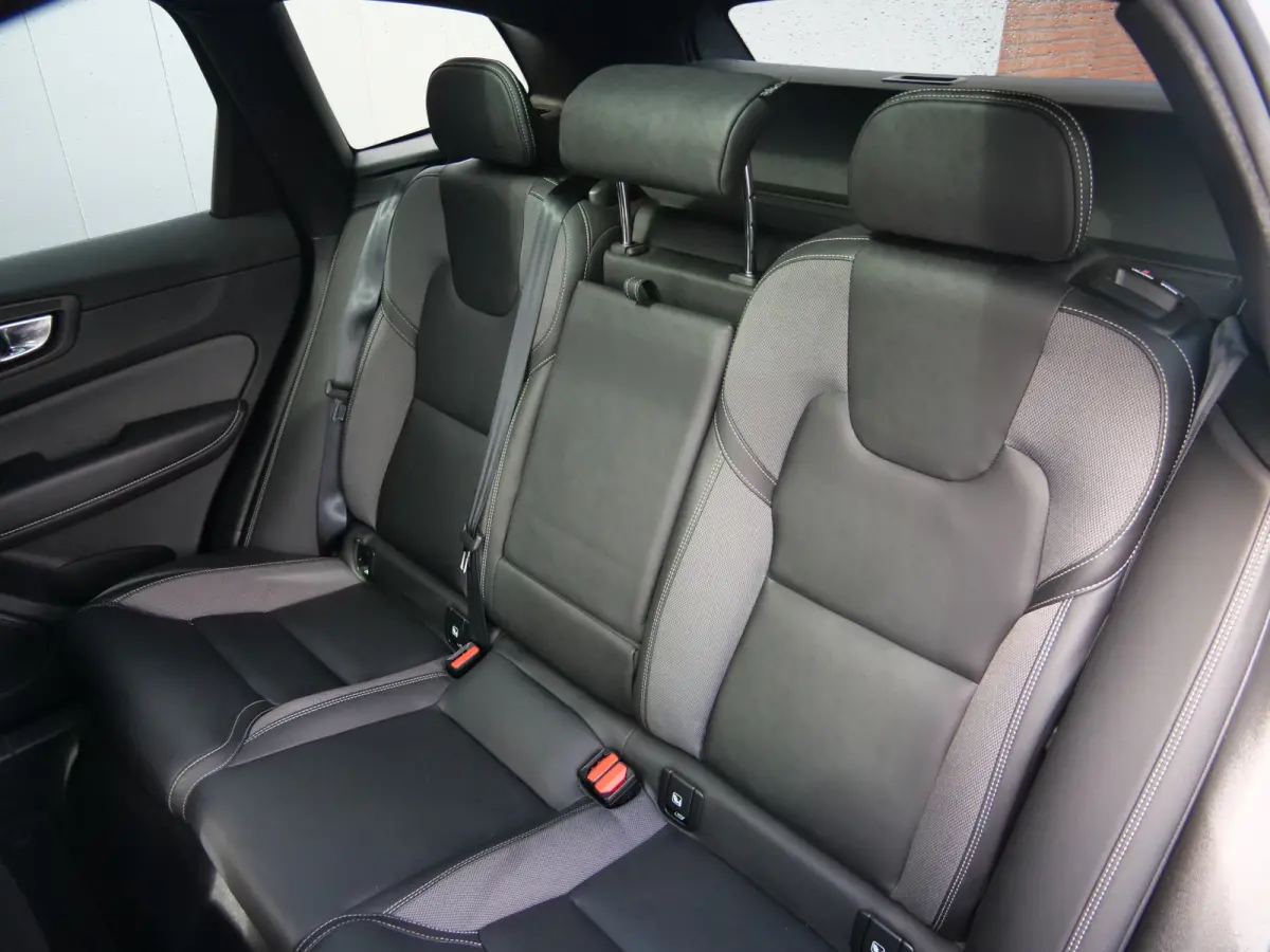 2.0 T6 Plug-in hybrid AWD Plus Dark 350 Pk Automaat Navi / DAB / Apple Carplay / Pano-dak