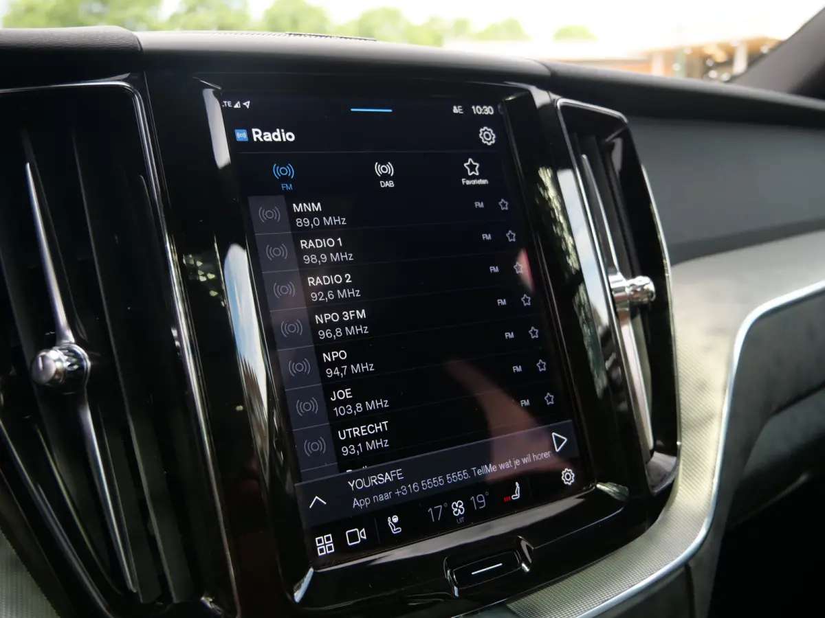 2.0 T6 Plug-in hybrid AWD Plus Dark 350 Pk Automaat Navi / DAB / Apple Carplay / Pano-dak