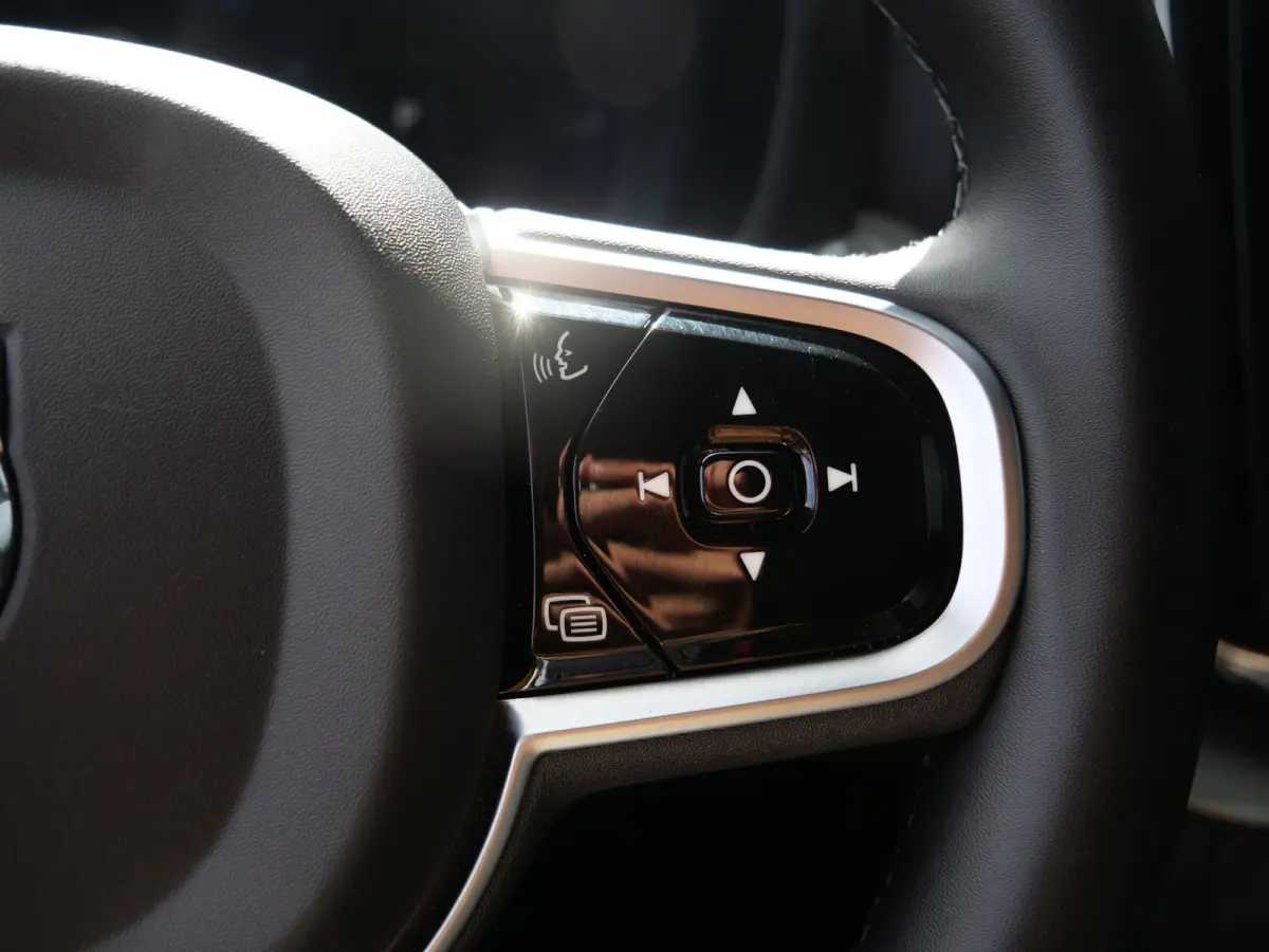 2.0 T6 Plug-in hybrid AWD Plus Dark 350 Pk Automaat Navi / DAB / Apple Carplay / Pano-dak