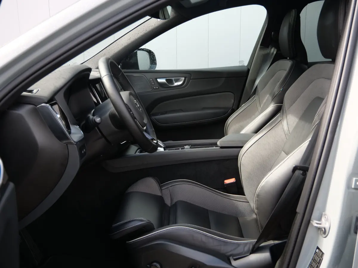 2.0 T6 Plug-in hybrid AWD Plus Dark 350 Pk Automaat Navi / DAB / Apple Carplay / Pano-dak