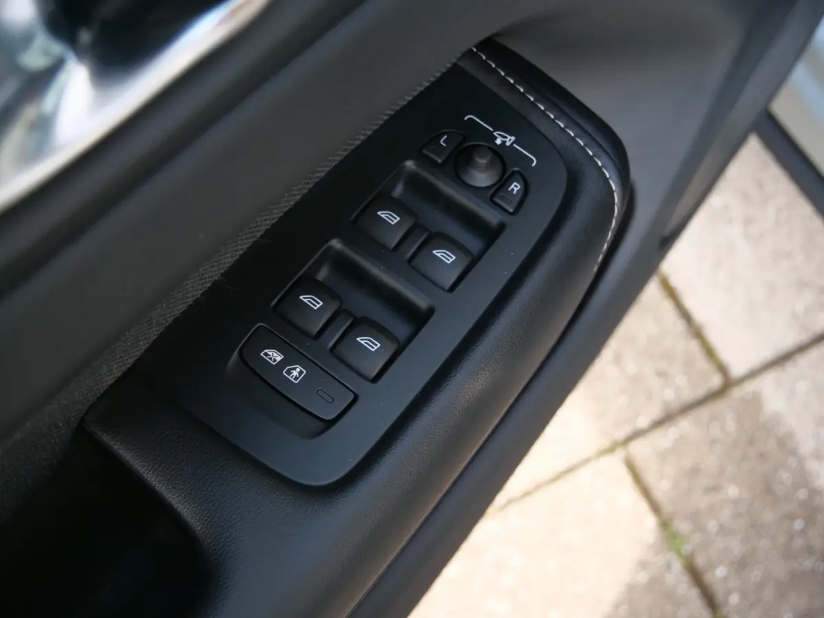 2.0 T6 Plug-in hybrid AWD Plus Dark 350 Pk Automaat Navi / DAB / Apple Carplay / Pano-dak