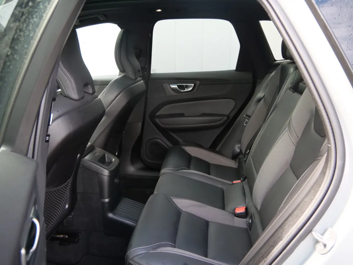 2.0 T6 Plug-in hybrid AWD Plus Dark 350 Pk Automaat Navi / DAB / Apple Carplay / Pano-dak