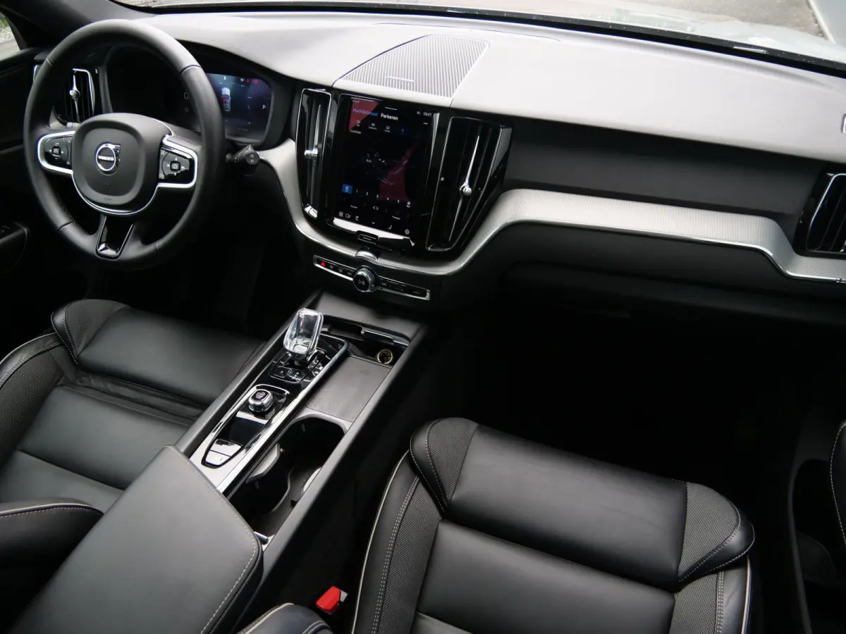 2.0 T6 Plug-in hybrid AWD Plus Dark 350 Pk Automaat Navi / DAB / Apple Carplay / Pano-dak