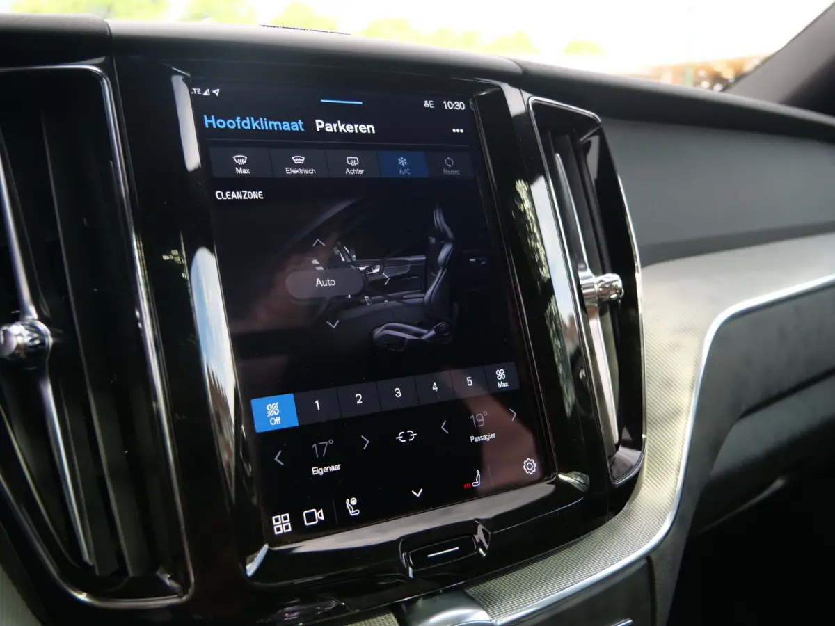 2.0 T6 Plug-in hybrid AWD Plus Dark 350 Pk Automaat Navi / DAB / Apple Carplay / Pano-dak