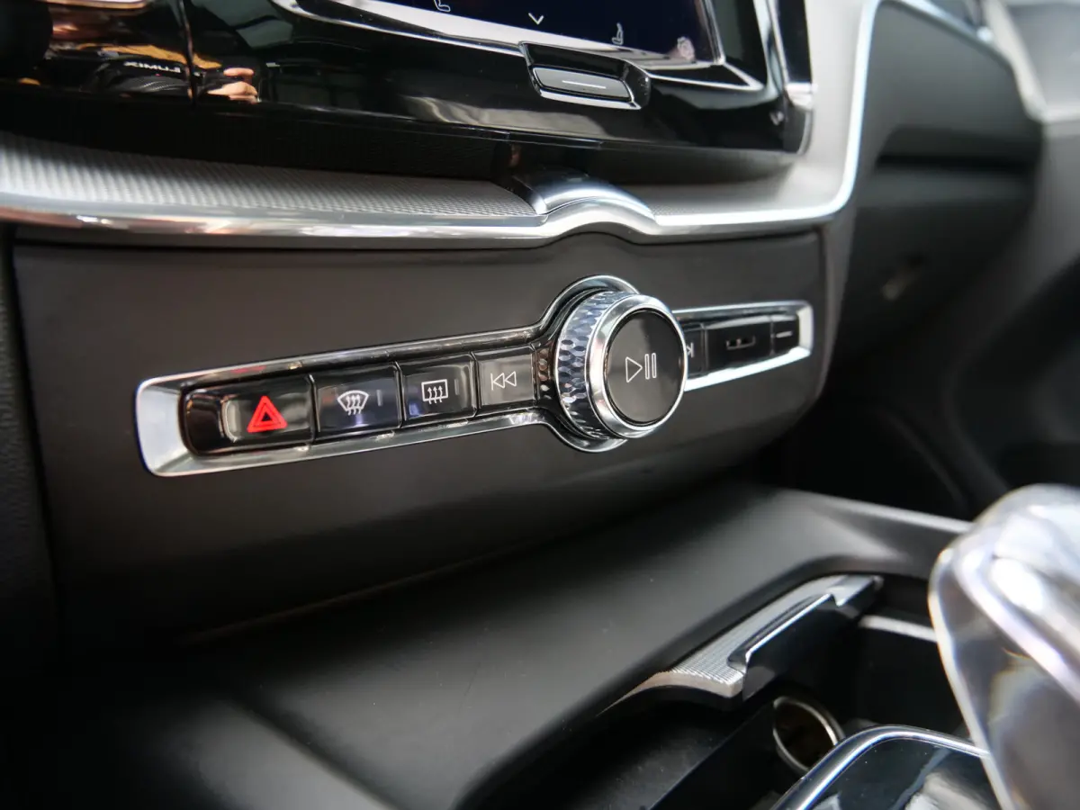 2.0 T6 Plug-in hybrid AWD Plus Dark 350 Pk Automaat Navi / DAB / Apple Carplay / Pano-dak