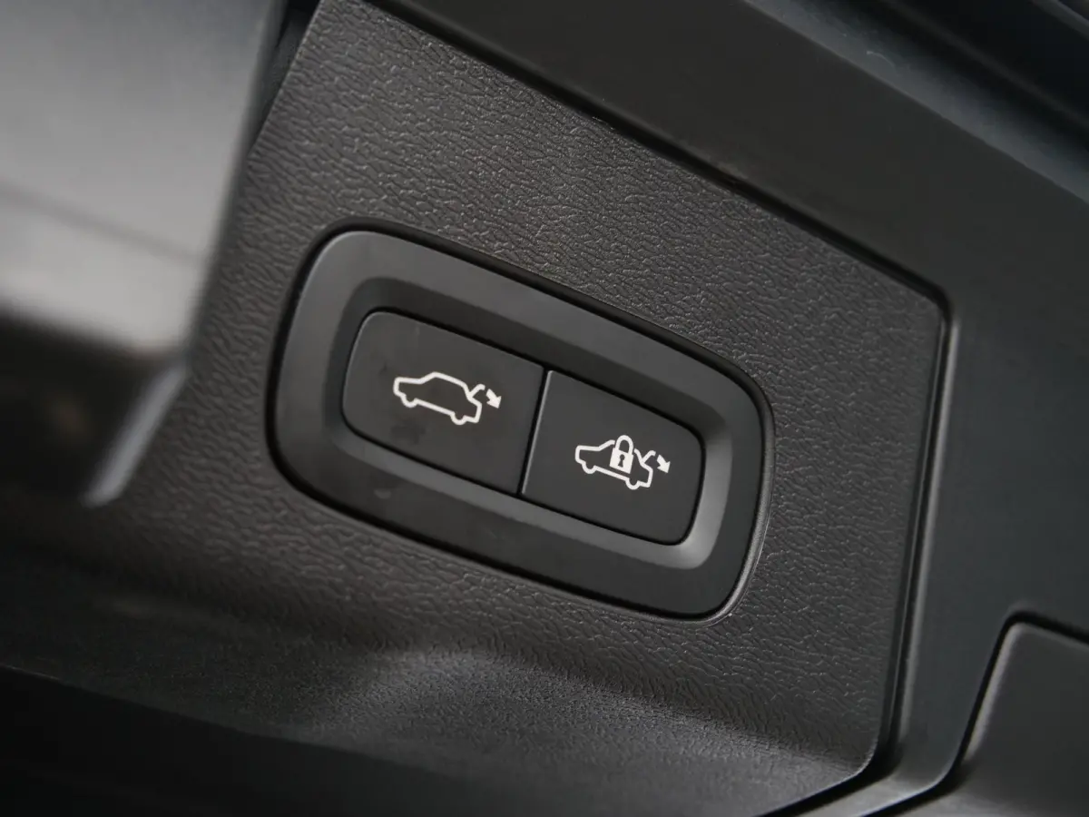 2.0 T6 Plug-in hybrid AWD Plus Dark 350 Pk Automaat Navi / DAB / Apple Carplay / Pano-dak