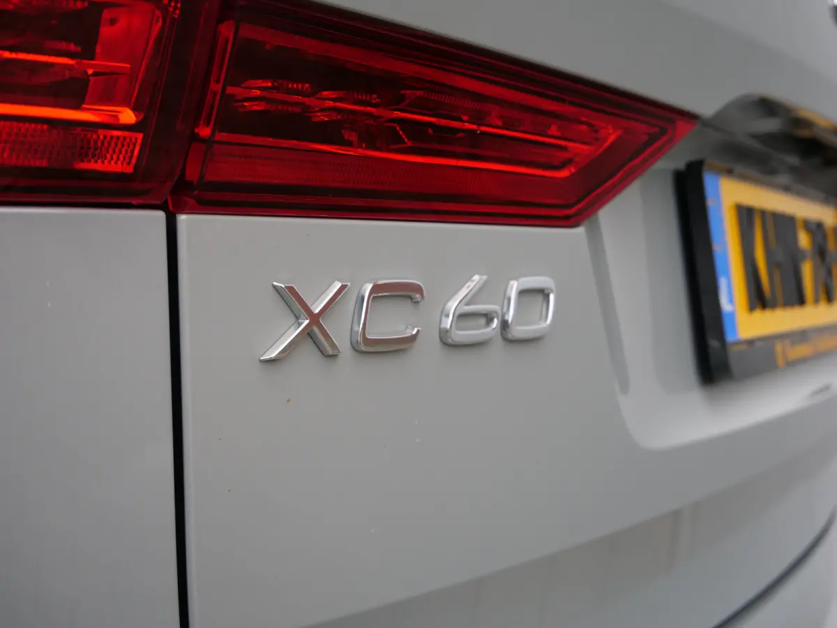 2.0 T6 Plug-in hybrid AWD Plus Dark 350 Pk Automaat Navi / DAB / Apple Carplay / Pano-dak