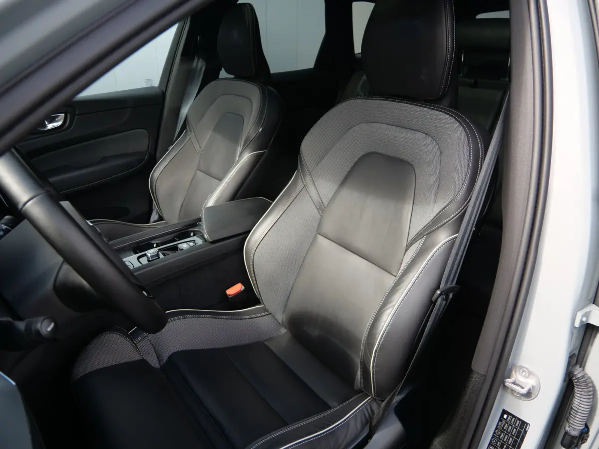 2.0 T6 Plug-in hybrid AWD Plus Dark 350 Pk Automaat Navi / DAB / Apple Carplay / Pano-dak