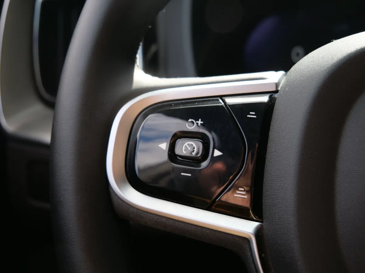 2.0 T6 Plug-in hybrid AWD Plus Dark 350 Pk Automaat Navi / DAB / Apple Carplay / Pano-dak