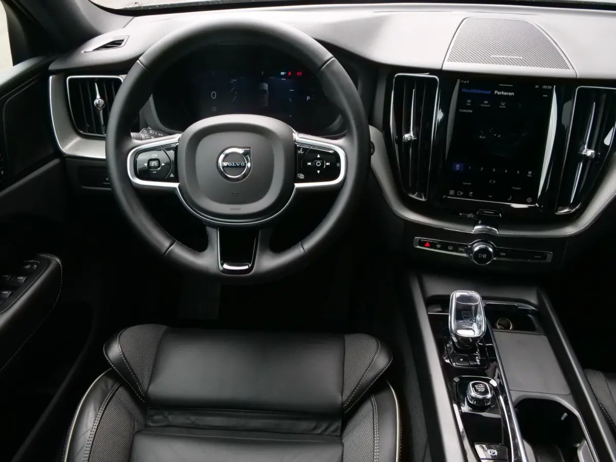 2.0 T6 Plug-in hybrid AWD Plus Dark 350 Pk Automaat Navi / DAB / Apple Carplay / Pano-dak