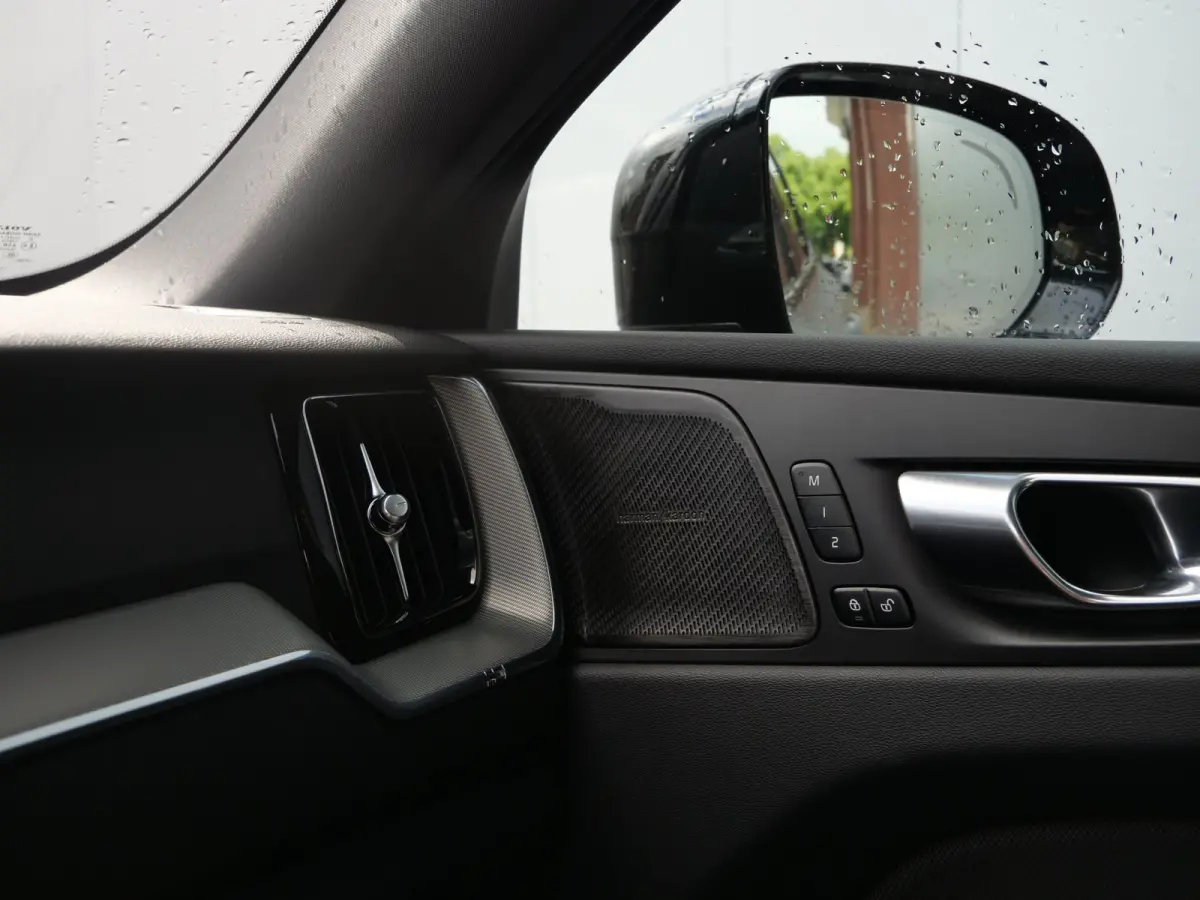 2.0 T6 Plug-in hybrid AWD Plus Dark 350 Pk Automaat Navi / DAB / Apple Carplay / Pano-dak