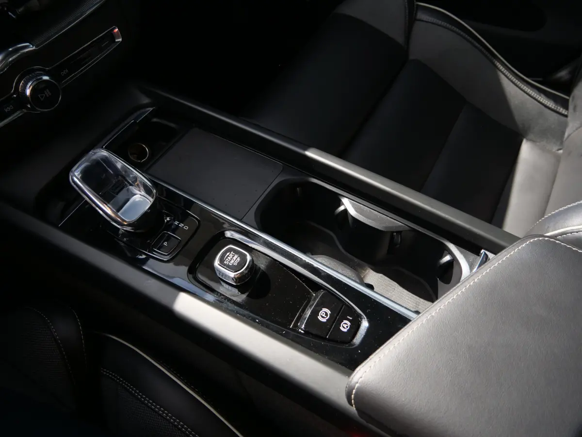 2.0 T6 Plug-in hybrid AWD Plus Dark 350 Pk Automaat Navi / DAB / Apple Carplay / Pano-dak