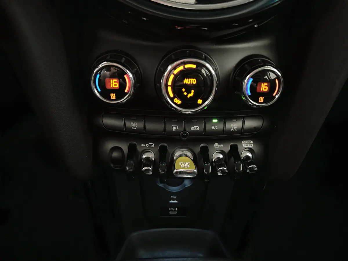 MINI Electric Collection 33 kWh | Tot € 3.000 klantvoordeel* | SOH 93,1 % | Head-up Display | Achteruitrijcamera | Digitaal dashboard