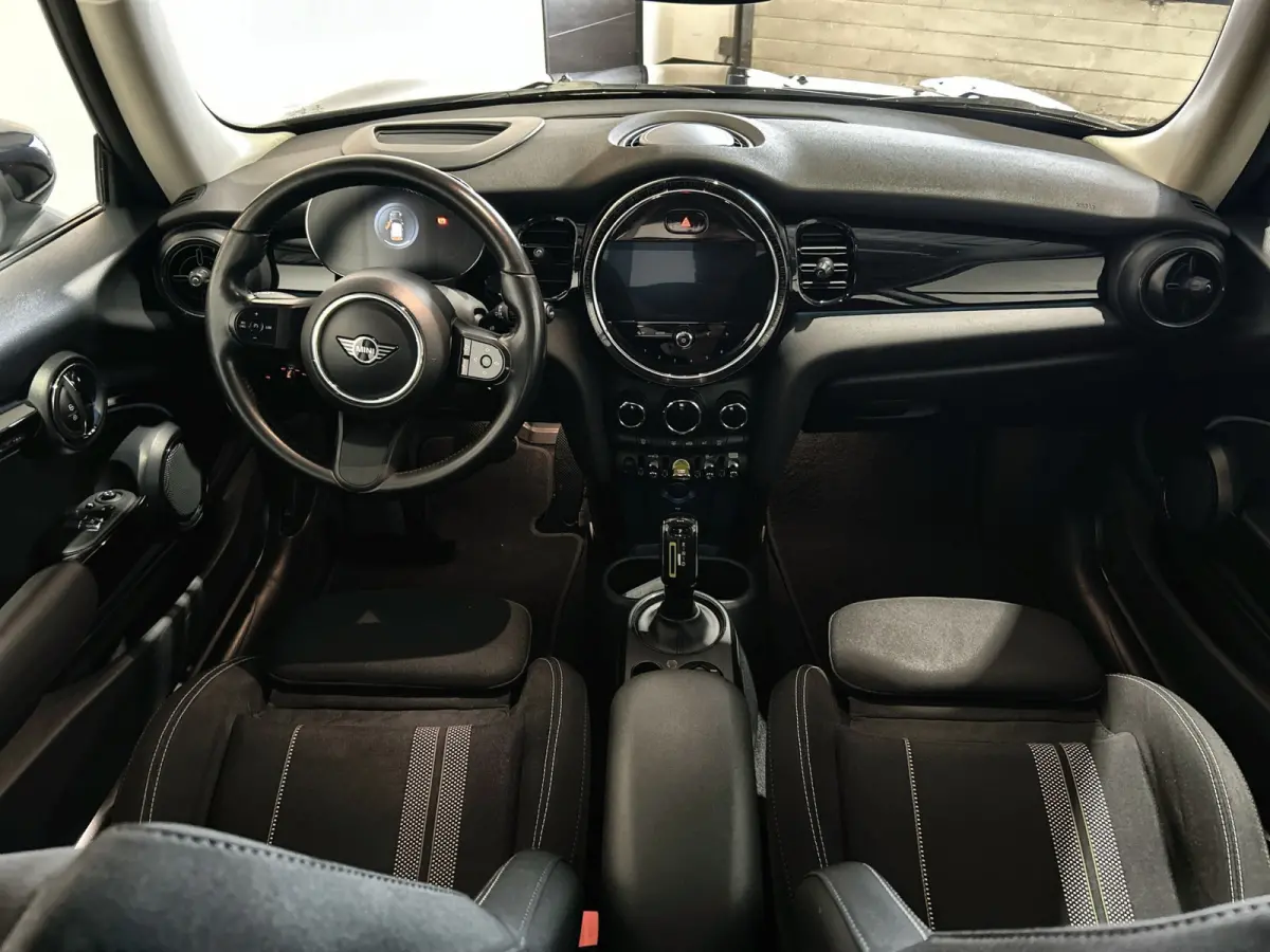 MINI Electric Collection 33 kWh | Tot € 3.000 klantvoordeel* | SOH 93,1 % | Head-up Display | Achteruitrijcamera | Digitaal dashboard