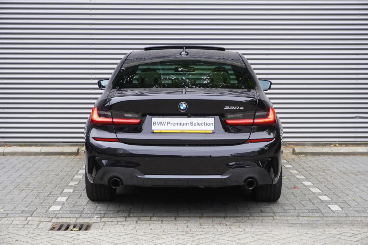 330e | Elektrisch glazen schuif-/kanteldak | Trekhaak met elektrisch wegklapbare kogel | Driving Assistant Professional | Harman Kardon Surround Sound Systeem | BMW Head-Up Display | Parking