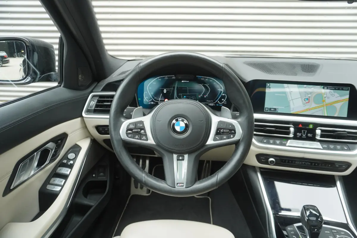 330e | Elektrisch glazen schuif-/kanteldak | Trekhaak met elektrisch wegklapbare kogel | Driving Assistant Professional | Harman Kardon Surround Sound Systeem | BMW Head-Up Display | Parking