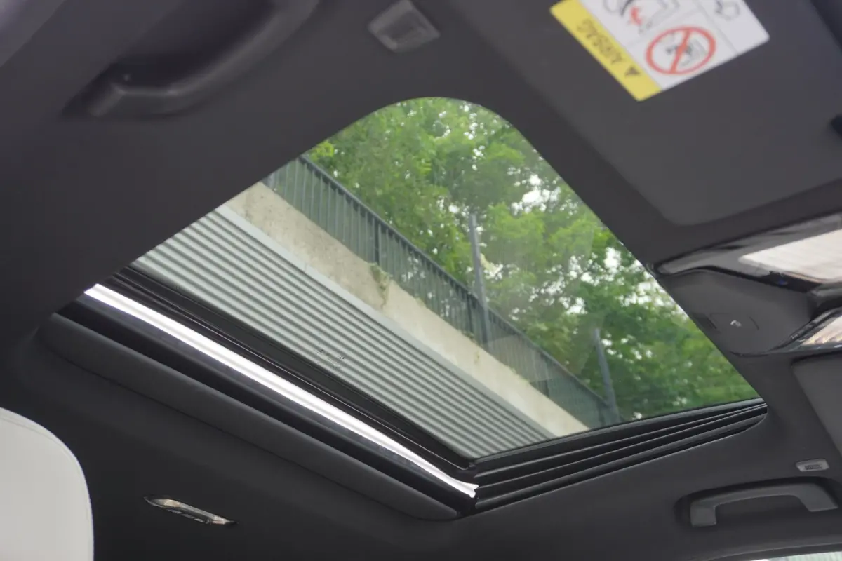 330e | Elektrisch glazen schuif-/kanteldak | Trekhaak met elektrisch wegklapbare kogel | Driving Assistant Professional | Harman Kardon Surround Sound Systeem | BMW Head-Up Display | Parking