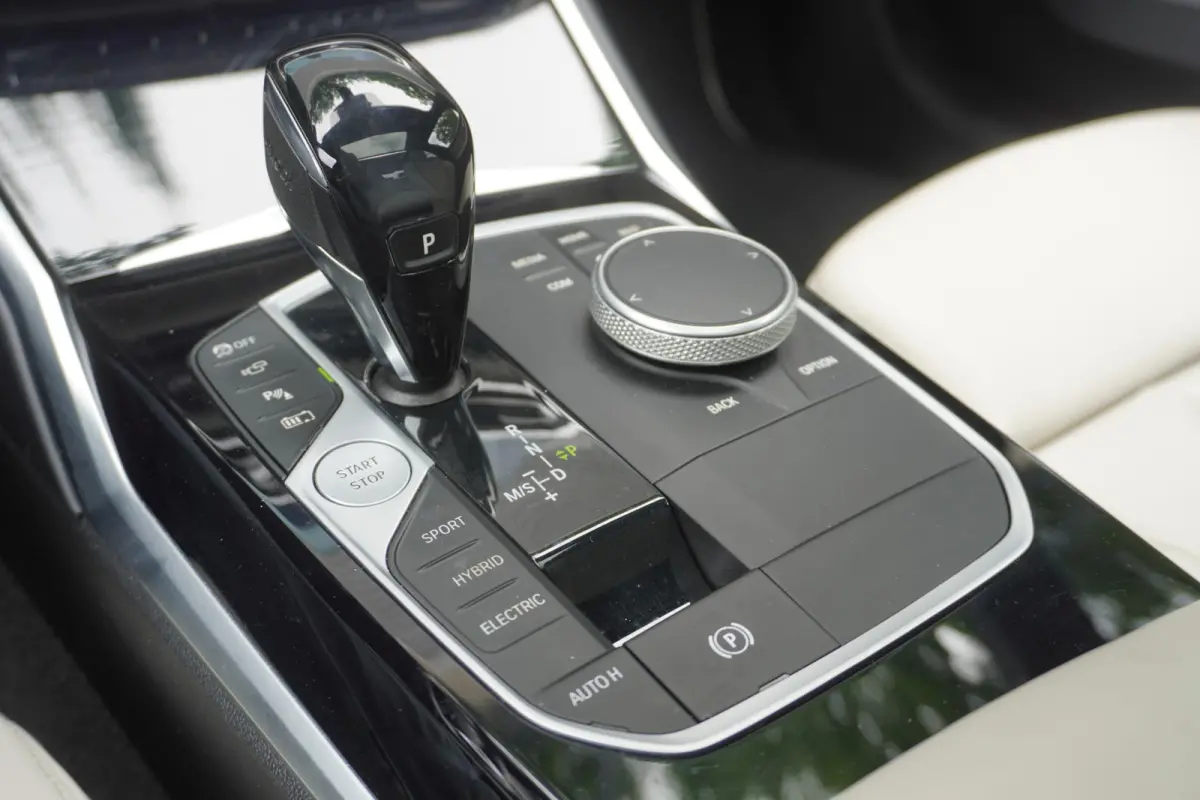 330e | Elektrisch glazen schuif-/kanteldak | Trekhaak met elektrisch wegklapbare kogel | Driving Assistant Professional | Harman Kardon Surround Sound Systeem | BMW Head-Up Display | Parking
