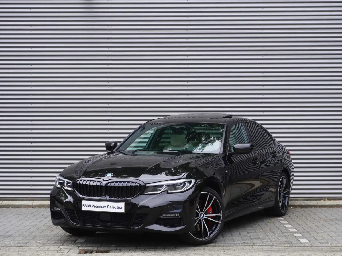 330e | Elektrisch glazen schuif-/kanteldak | Trekhaak met elektrisch wegklapbare kogel | Driving Assistant Professional | Harman Kardon Surround Sound Systeem | BMW Head-Up Display | Parking