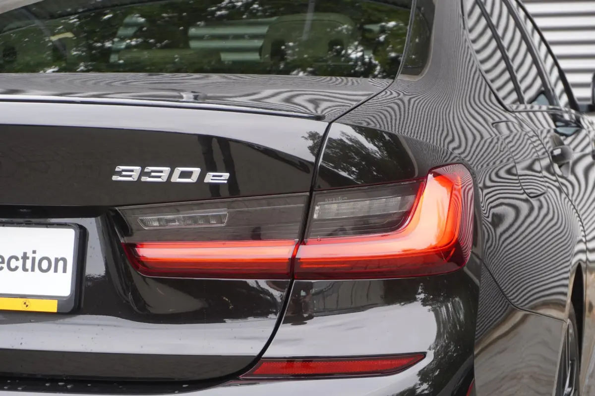 330e | Elektrisch glazen schuif-/kanteldak | Trekhaak met elektrisch wegklapbare kogel | Driving Assistant Professional | Harman Kardon Surround Sound Systeem | BMW Head-Up Display | Parking