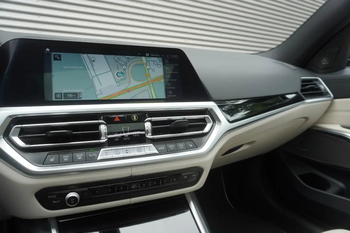 330e | Elektrisch glazen schuif-/kanteldak | Trekhaak met elektrisch wegklapbare kogel | Driving Assistant Professional | Harman Kardon Surround Sound Systeem | BMW Head-Up Display | Parking