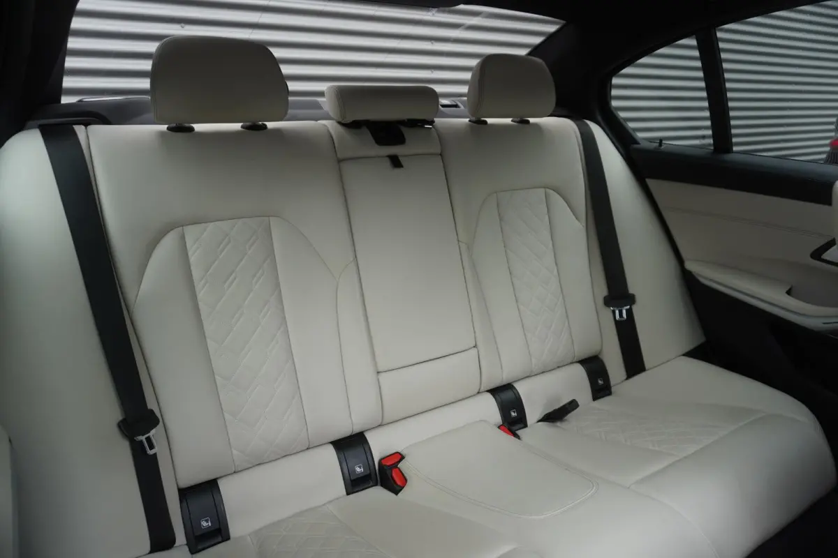 330e | Elektrisch glazen schuif-/kanteldak | Trekhaak met elektrisch wegklapbare kogel | Driving Assistant Professional | Harman Kardon Surround Sound Systeem | BMW Head-Up Display | Parking