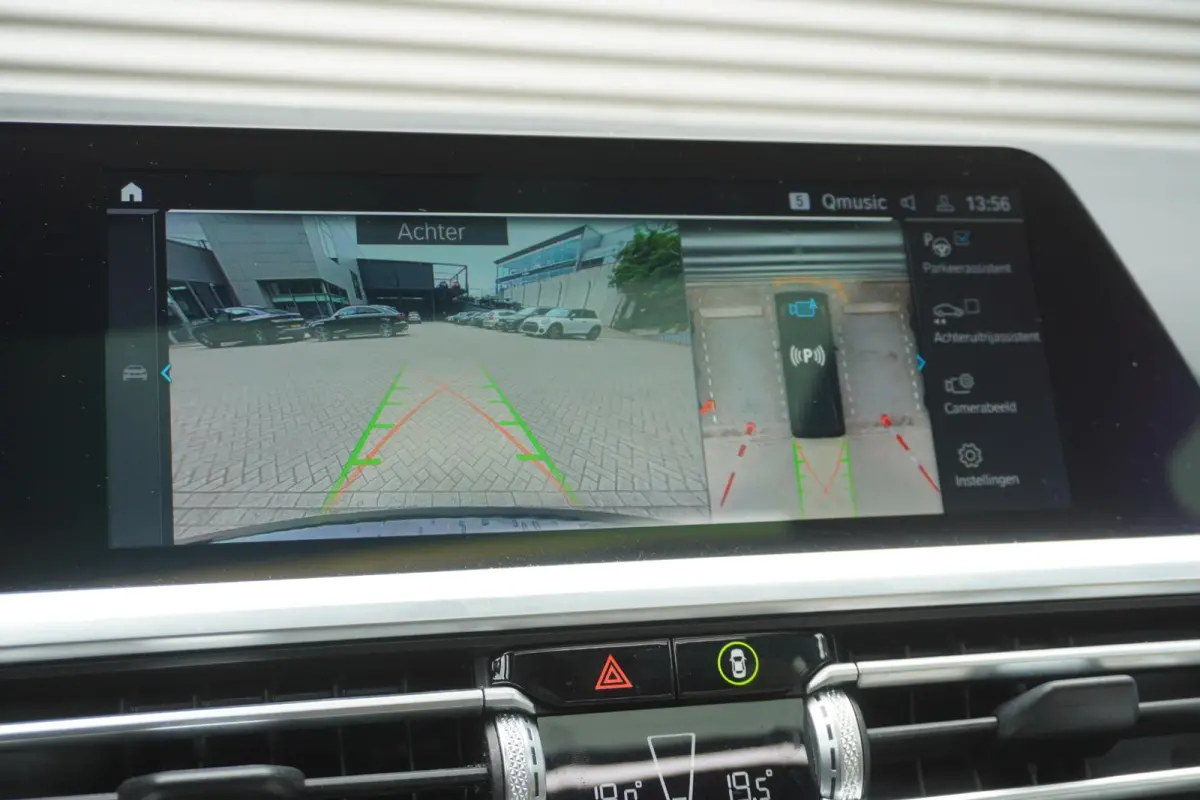 330e | Elektrisch glazen schuif-/kanteldak | Trekhaak met elektrisch wegklapbare kogel | Driving Assistant Professional | Harman Kardon Surround Sound Systeem | BMW Head-Up Display | Parking